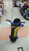 Coche eléctrico de tres ruedas para niños drift details Picture